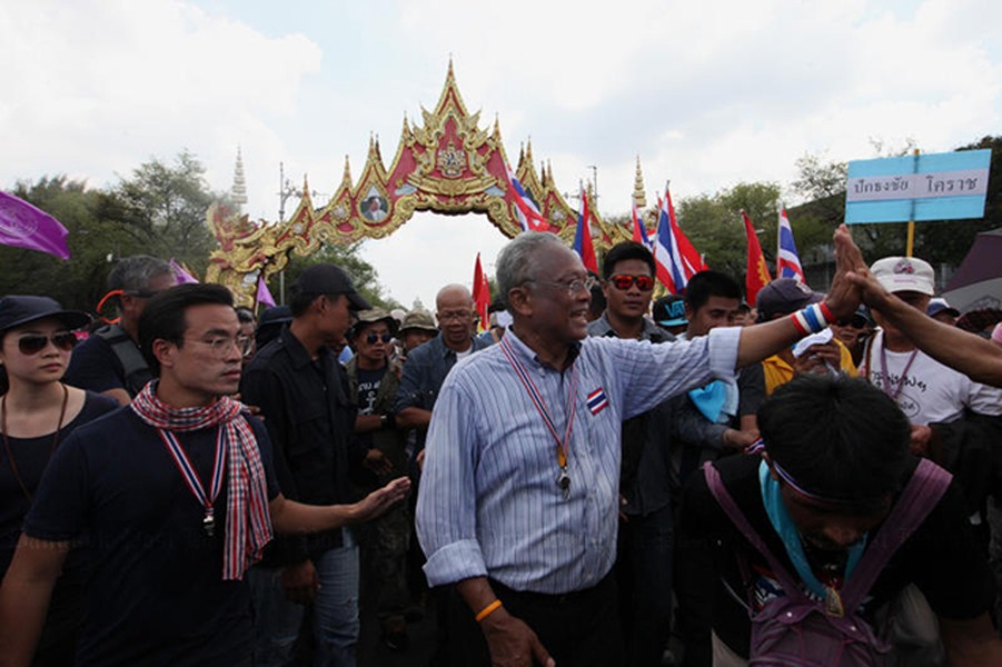 Ngày hôm nay, đường phố thủ đô Bangkok tiếp tục nóng lên bởi cuộc biểu tình quy mô lớn do Tổng Thư ký Ủy ban Cải cách dân chủ nhân dân (PDRC) Suthep Thaugsuban (lãnh đạo biểu tình chống chính phủ) dẫn đầu.